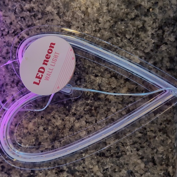 LOOK Target Valentine's Day 2024 LED neon pink heart light - Picture 5 of 7